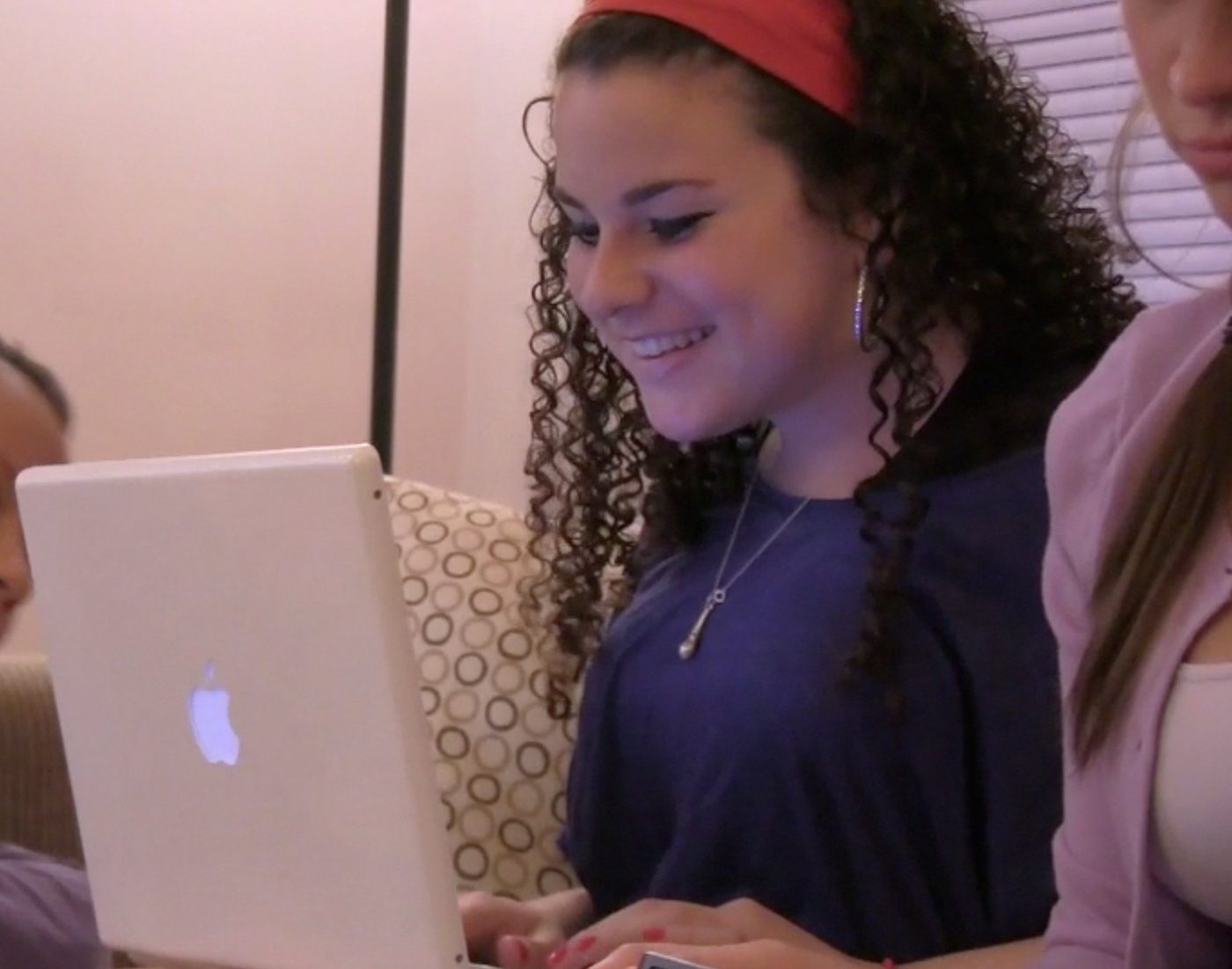 Cassandra Dupler in Viral
